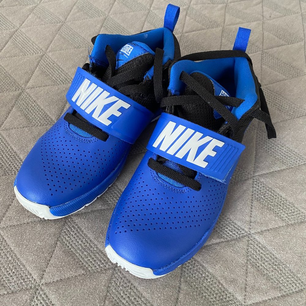 Nike Unisex Basketball Sneakers - Team Hustle D8 Size 3